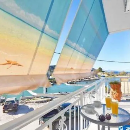 River House 公寓 *